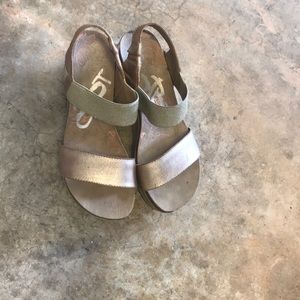 Gold OTBT Flatform Wedge Sandals Size 7.5